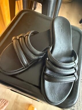 OluKai Tiare Slide Black Leather Sandals Women’s Size 8